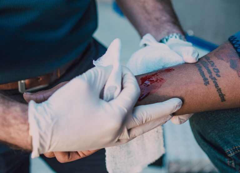 Blutung am Arm wird behandelt