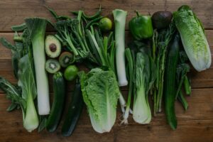 Viel verschiedenes grünes Gemüse und Obst