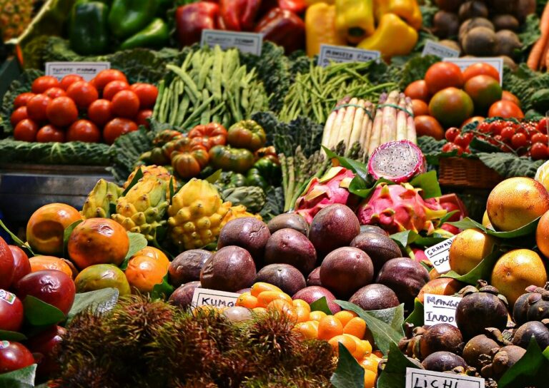 Verschiedenes Obst und Gemüse aufgereiht